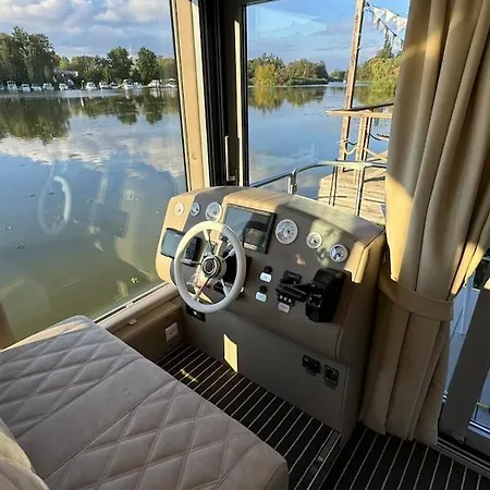 Hotel en barco Luxboot Elisa Hausboot Mit Starlink Internet Waren (Mueritz)